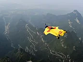 Takzvané wingsuit flying, let ve speciální kombinéze.