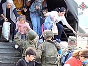 Civilisté v Náhorním Karabachu během evakuace prováděné ruskými mírovými silami...