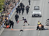 Německá policie zasáhla proti aktivistům, kteří chtěli narušit maraton v...