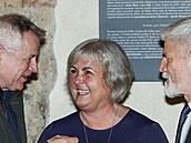 Jana Vohralíková (uprostřed) v hovoru s Petrem Kolářem (vlevo) a Petrem Pavlem...