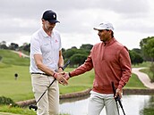 Pau Gasol (vlevo) a Rafael Nadal společně na charitativním golfovém turnaji....