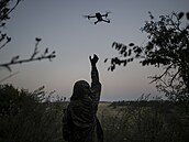Ukrajinský pilot dronu v Luhanské oblasti na Ukrajině. Úkolem dronové jednotky...