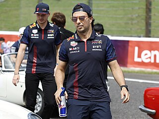 Sergio Pérez p�ed závodem v Suzuce. Za ním je týmový kolega Max Verstappen.