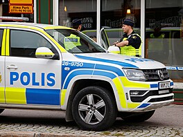 Policisté hlídají prostor p�ed restaurací po st�elb� v Sandvikenu na východ�...