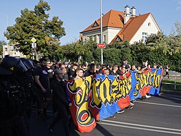 Sparantí fanouci dorazili na pochod Prahou náleit vybaveni