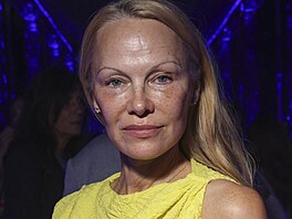 Pamela Andersonová na módní pehlídce v Paíi (28. 9. 2023)