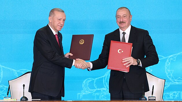 Tureck prezident Recep Tayyip Erdogan a jeho zerbjdnsk protjek Ilham Alijev pi setkn v Nachievanu (25. z 2023)