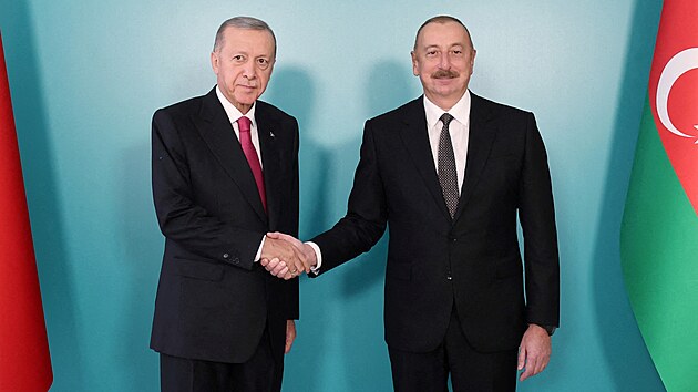 Tureck� prezident Recep Tayyip Erdogan a jeho �zerb�jd��nsk� prot�j�ek Ilham Alijev p�i setk�n� v Nachi�evanu (25. z��� 2023)