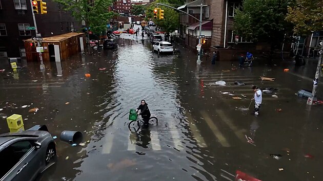 Přívalové deště zaplavily ulice New Yorku, byl vyhlášen stav noze