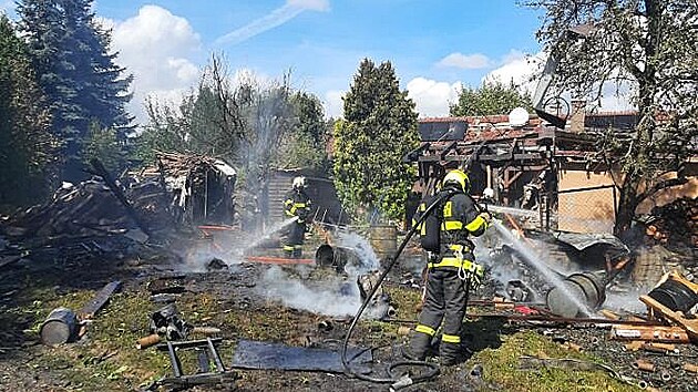 Okolí domu na Prostějovsku, kde došlo k výbuchu. (21. září 2023)