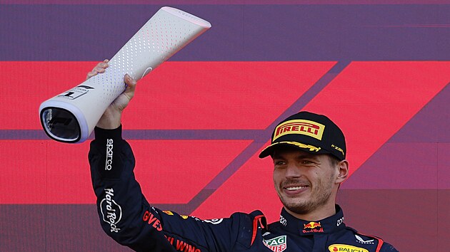 Pilot Red Bullu Max Verstappen oslavuje vtzstv na Velk cen Japonska...