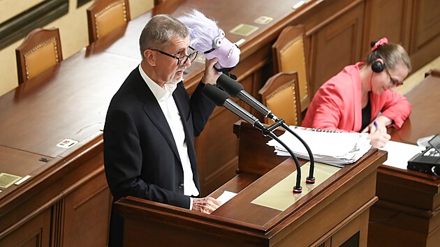 Andrej Babiš (ANO) na schůzi Poslanecké sněmovny při projednávání konsolidačního balíčku přinesl postavičku z filmu Mimoni. (22. září 2023)