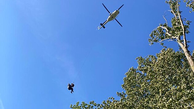 Dramatičtější byla záchrana druhého paraglidisty, který se snesl do koruny vysokého stromu a uvázl ve výšce dvacet metrů.
