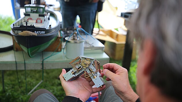 Parn�k��i jsou tv�rci model� lod� s funk�n�mi parn�mi stroji.