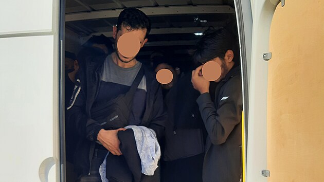 Kdy� policist� otev�eli dve�e kontrolovan� dod�vky, nesta�ili se divit.