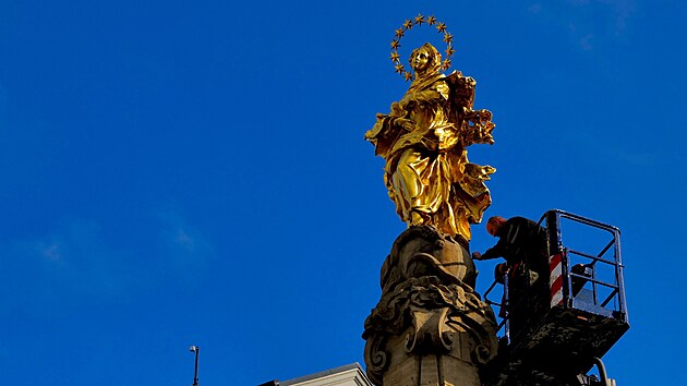 Restaur�torsk� z�sah z vysokozdvi�n� plo�iny ve �ternberku, oprava zem�koule na Mari�nsk�m sloupu