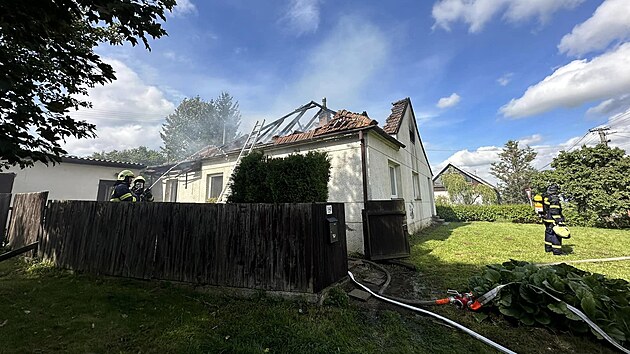 Výbuch v domku Otinovsi na Prostějovsku způsobil požár. Na místě zahynul člověk.