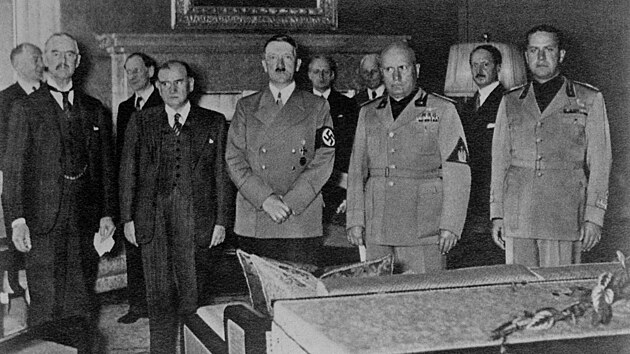 Mnichovsk konference, zleva Neville Chamberlain (Britnie), Edouard Daladier (Francie), Adolf Hitler (Nmecko), Benito Mussolini a Galeazzo Ciano (Itlie) bhem podpisu Mnichovsk dohody