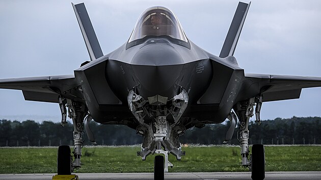Americké F-35 budou stát 322 miliard. Náklady na provoz převýší kupní cenu