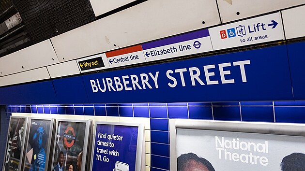 Doasn pejmenovn stanice londnskho metra Bond Street na Burberry Street zpsobilo chaos. (20. z 2023)