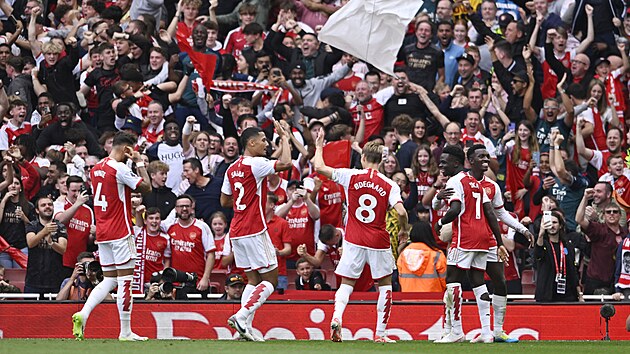 Hrái Arsenalu v ele s Martinem Odegaardem slaví ped nadenými fanouky...