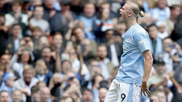 Erling Braut Haaland ped nadenými fanouky Manchesteru City slaví gól v...