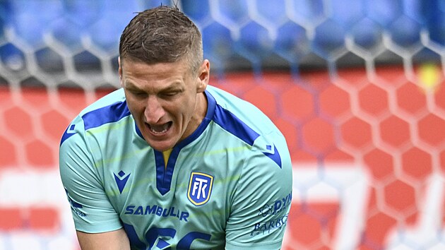Teplick� brank�� Tom� Grigar se vzpamatov�v� z  prvn�ho inkasovan�ho g�lu v utk�n� s Libercem