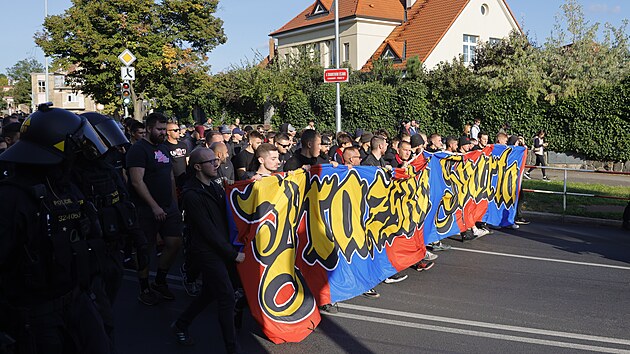 Sparťanští fanoušci dorazili na pochod Prahou náležitě vybaveni