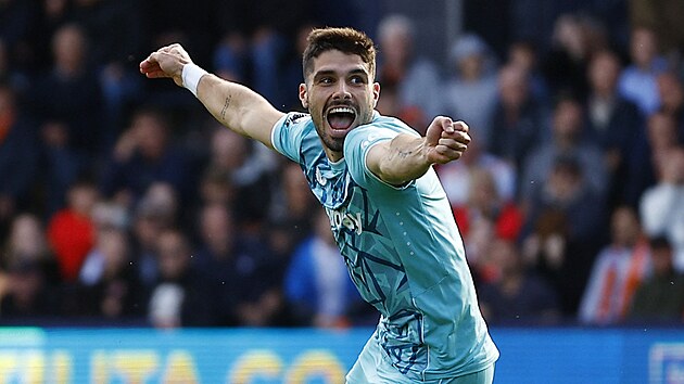 Pedro Neto z Wolverhampton Wanderers slaví první gól proti Luton Town