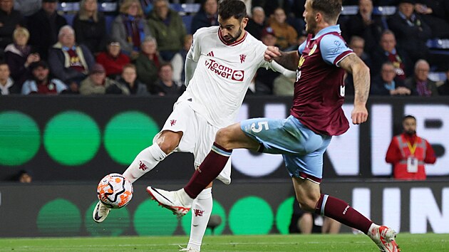 O první gól Manchesteru United v utkání s Burnley se nakonec postaral Bruno Fernandes (vlevo)