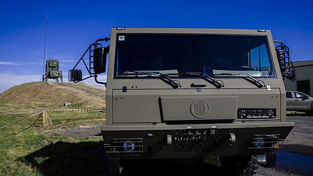 V�z Tatra 8�8, kter� p�ev�� radiolok�tor.