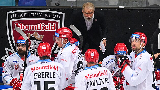 Hradeck� tren�r Tom� Martinec promlouv� ke sv�m sv��enc�m.