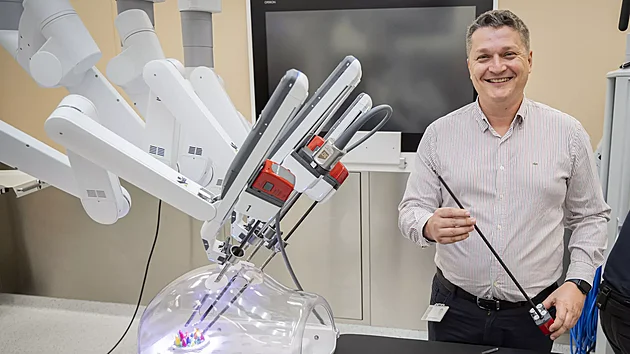 Robotick systm Da Vinci budou ve Zln vyuvat hlavn urologov. Na snmku prim urologickho oddlen Martin Kuera. (z 2023)