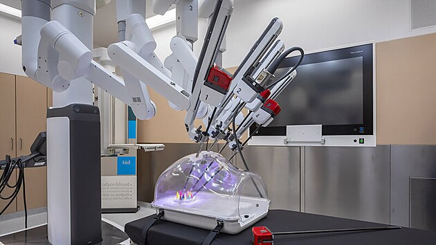 Chirurgov ve Zln maj k dispozici robotick systm Da Vinci. (z 2023)