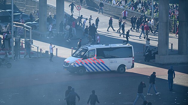 Masivn pyrotechnika a dn fanouk. V Nizozemsku museli peruit utkn mezi Ajaxem a Feyenoordem Rotterdam, zasahovala policie.