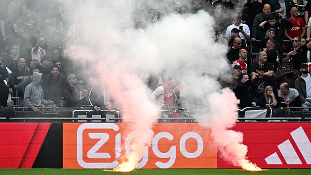 Masivní pyrotechnika a řádění fanoušků. V Nizozemsku museli přerušit utkání mezi Ajaxem a Feyenoordem Rotterdam, zasahovala policie.