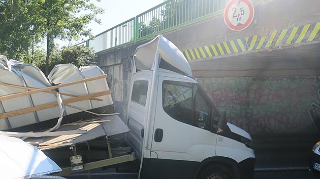 Zna�en� upozor�uje, �e v��ka viaduktu je 2,5 metru.