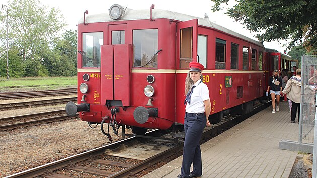 Kravae ve Slezsku a zvltn historick vlak pi oslavch 110 let trati Kravae ve Slezsku  Hlun v sobotu 2. z 2023. Na snmku je mstn vprav a dirigujc dispeerka.