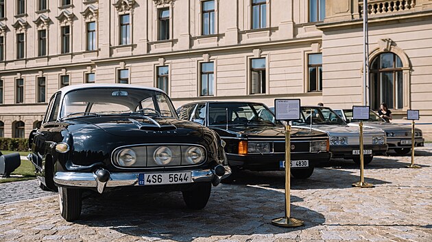 Výstava automobilů, které v minulosti využívali členové české a československé vlády od 60. let 20. století do začátku nového tisíciletí, ve Strakově akademii. (27. září 2023)