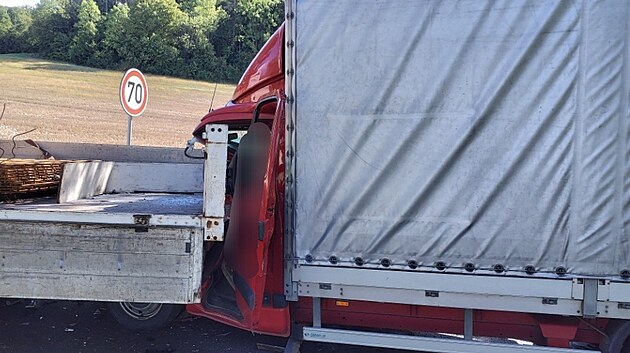 Nehoda u Stradouně skončila pro jednoho řidiče nákladního automobilu tragicky.