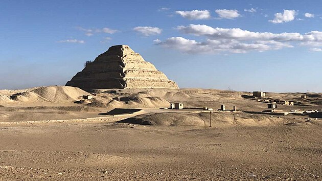 Na sn�mku je D�oserova pyramida v Sakk��e, v jej� bl�zkosti se hrobka hodnost��e Ptah�epsese nach�z�.