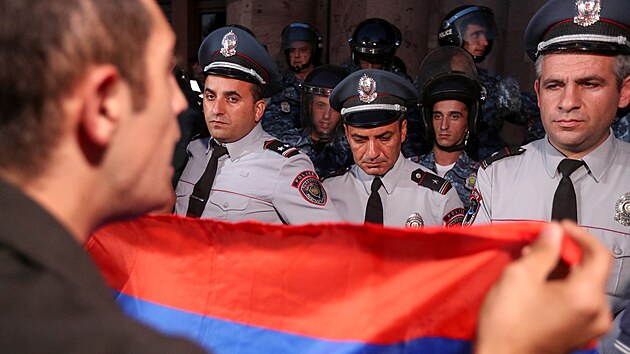 Armni v Jerevanu protestuj proti vojensk operaci zerbjdnskch sil v oblasti Nhornho Karabachu i proti reakci armnsk vldy na ni. (20. z 2023)