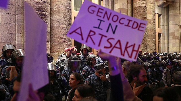 Armni v Jerevanu protestuj proti vojensk operaci zerbjdnskch sil v oblasti Nhornho Karabachu i proti reakci armnsk vldy na ni. (20. z 2023)