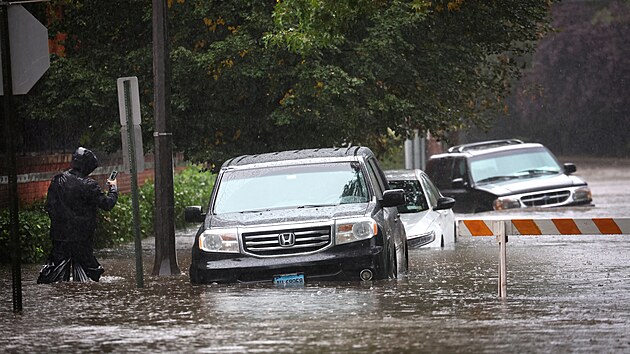 Obyvatel fotografuje své zaplavené vozidlo během silného deště na newyorském předměstí Mamaroneck v okrese Westchester v New Yorku. (29. září 2023)