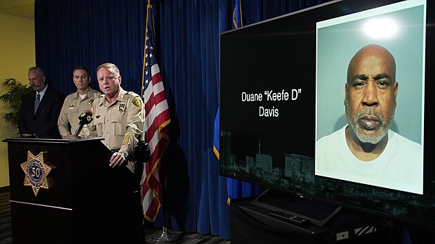 Šerif Las Vegas Kevin McMahill hovoří během tiskové konference k obvinění z vraždy rappera Tupaca Shakura v roce 1996. (29. září 2023)