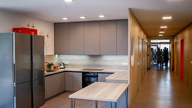 Klienti domova mají na každém patře plně vybavenou kuchyňku. Každý pokoj má navíc jinak barevné dveře.