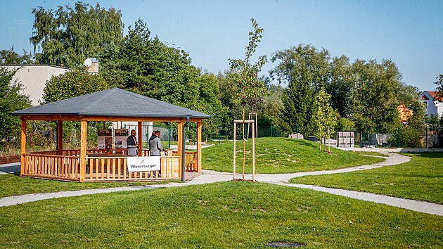 Českobudějovický areál nového centra pro handicapované má také vlastní zahradu s dřevěným altánem.