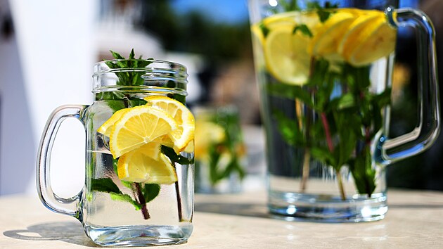 Mátová limonáda? Osvěžující je i voda s lístky máty a citronem, obojí ji příjemně ochutí. 