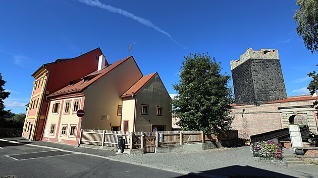 Nzkoprahov centrum toist v dom u Chebskho hradu.