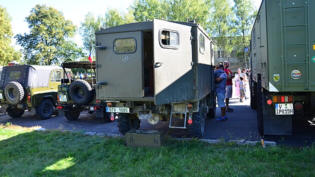 Sraz p��znivc� vojensk� techniky v b�val�ch klimentovsk�ch kas�rn�ch. I tady se t�il radiov�z velk�mu z�jmu.
